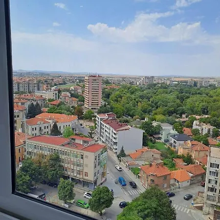 луксозен с гледка към парк и център Yambol